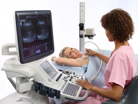 Маммолог консультирует и осматривает пациентку